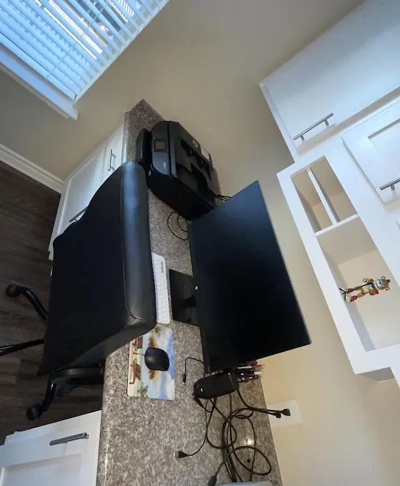 Spacious One Bedroom W Workspace And Patios-1