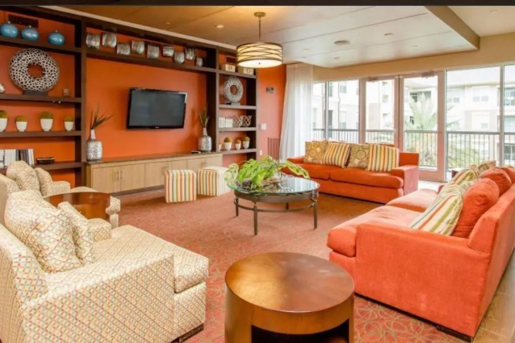 *Luxury 2 Bdrm Unit* Pool View* Amenities.-1