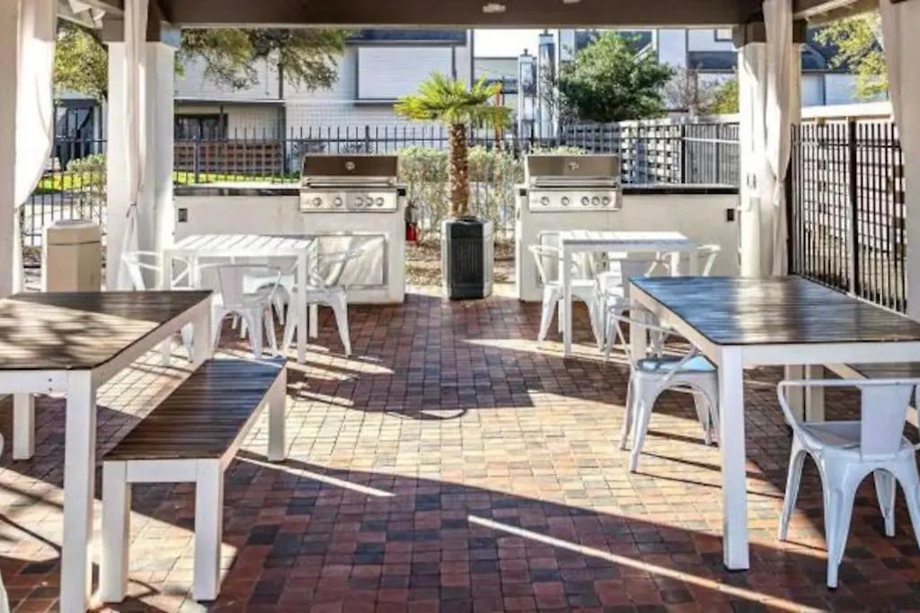 Lux Suite /King Bed /Free Parking/Pool/First Floor-1