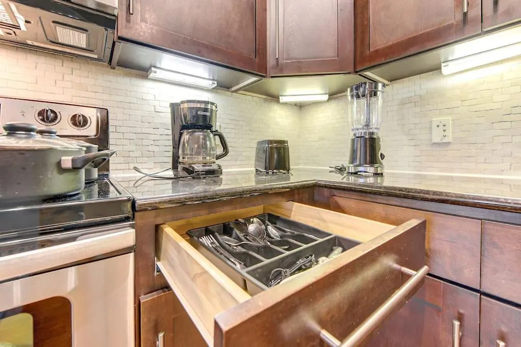 Resort-Style Pool, Gym/Garage, 1Br, Medical Center-1