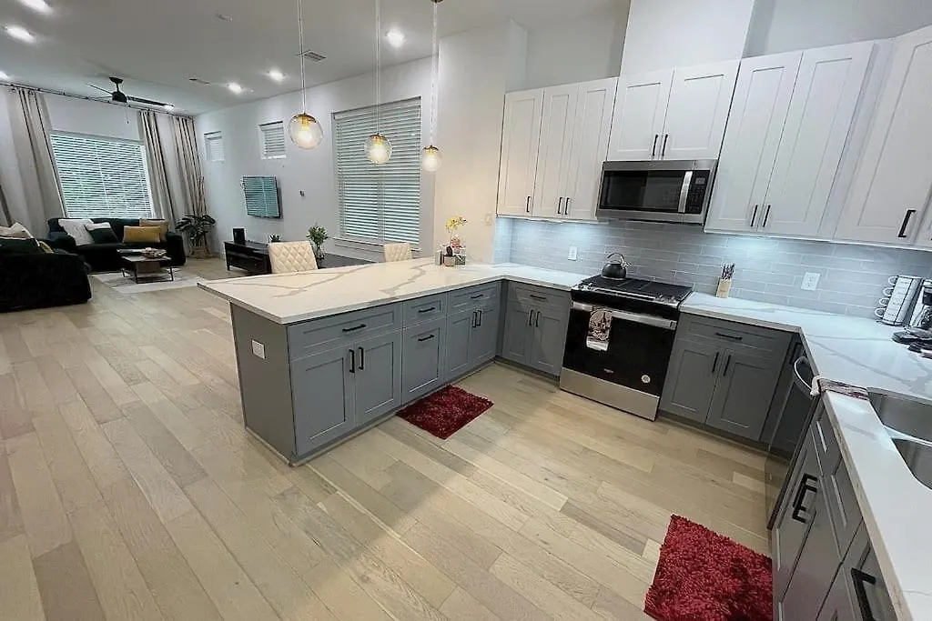 Spacious Luxurious Tri-Level, Minutes To Downtown-1