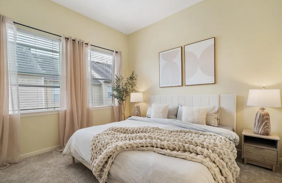 Gorgeous Townhome Next To Downtown-1
