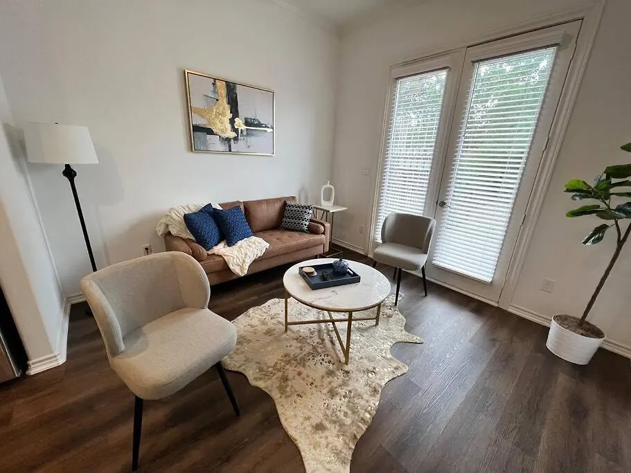 Urban Chic Living Minutes To I-45 And I-610 #B-1