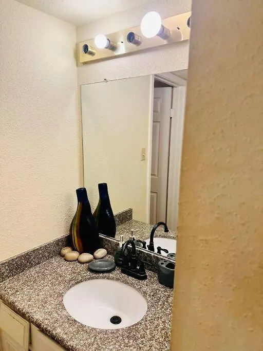 1 Bedroom Beautiful Condo-1