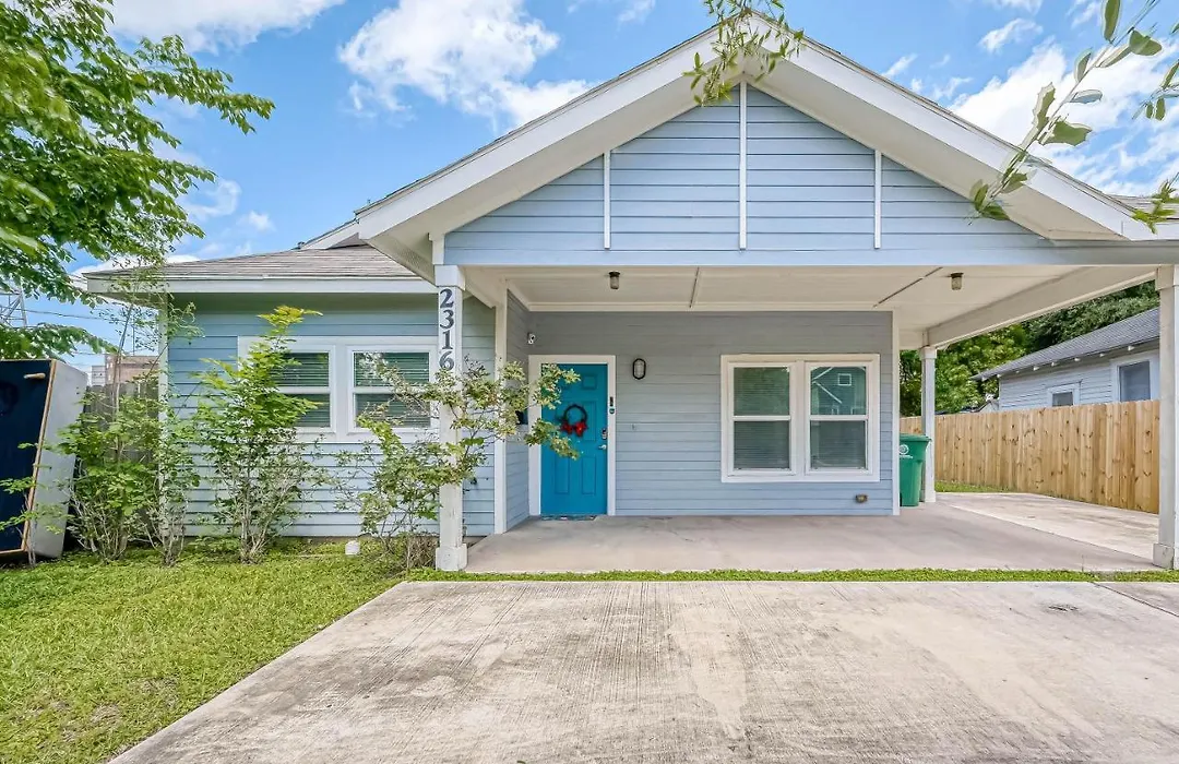 Lovely 2Bed/2Bath Houston Free Parking + Fast Internet-1