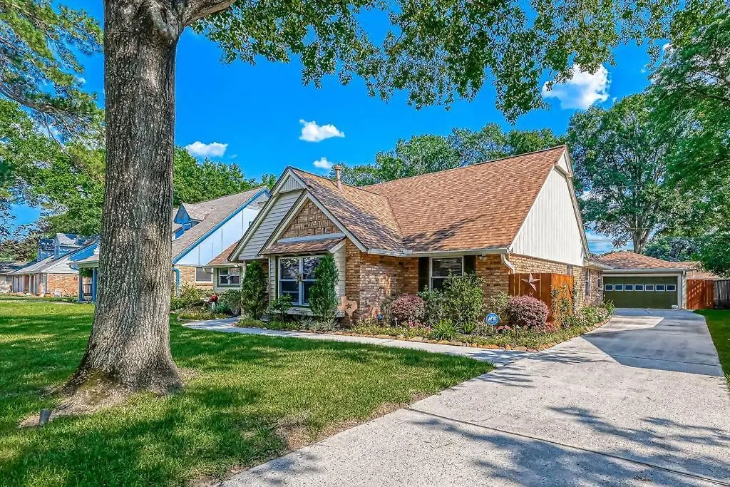 Houston'S 4 Bedroom 2B With Pool-1
