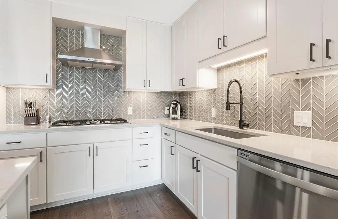 Modern Apartment In Prime Location Id9879X57-1