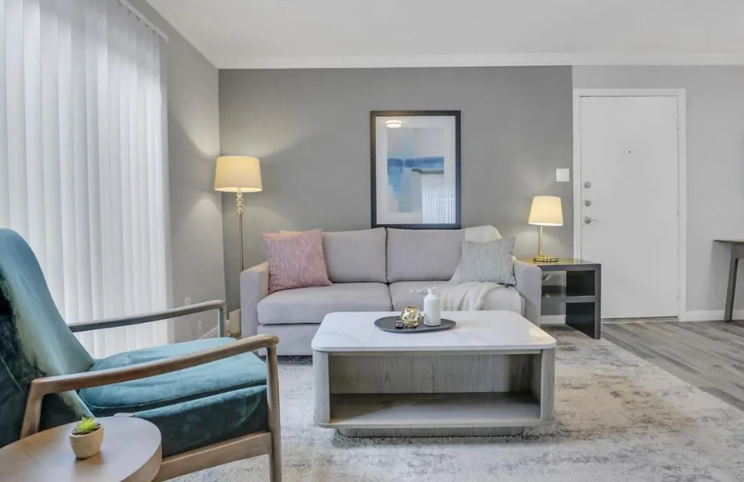 Modern Apartment In Prime Location Id5217X51-1