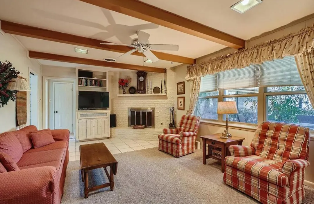 Classic Retreat In Great Neighborhood-1