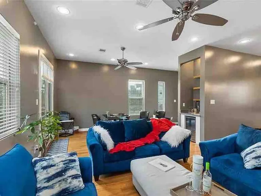 Private Hot Tub ! Relaxed Stay Within Miles To Downtown Houston! Individual Home 3 Br-1