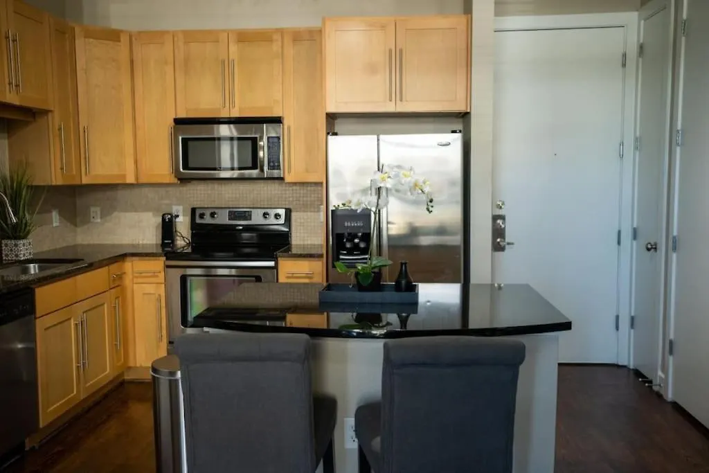 Luxurious Apt Fully Furnished!-1