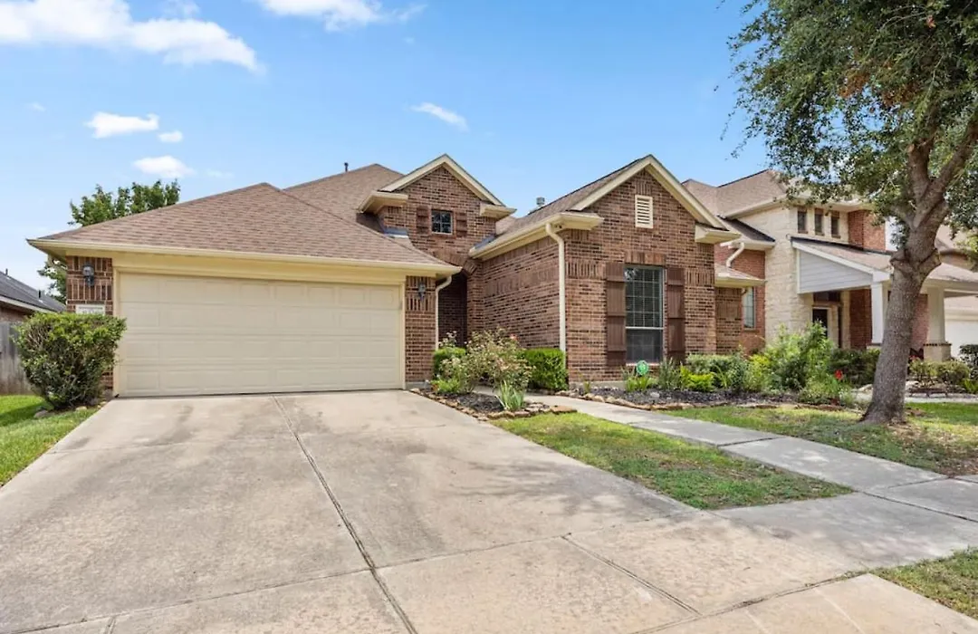 4Br Houston Home Sleeps 9 With Foosball & Covered Patio-1