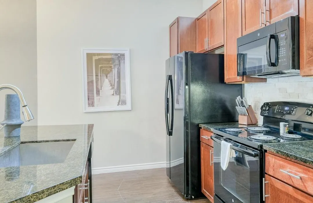 Modern Apartment In Prime Location Id7333X77-1