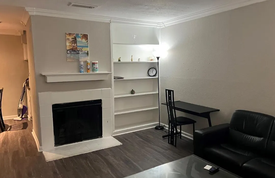 Beautiful 1-Bedroom Townhome With Nice Amenities-1