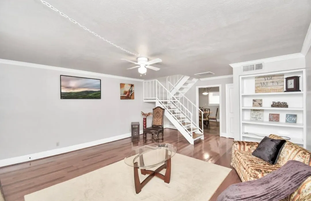 Contemporary Master Queen Suite-1