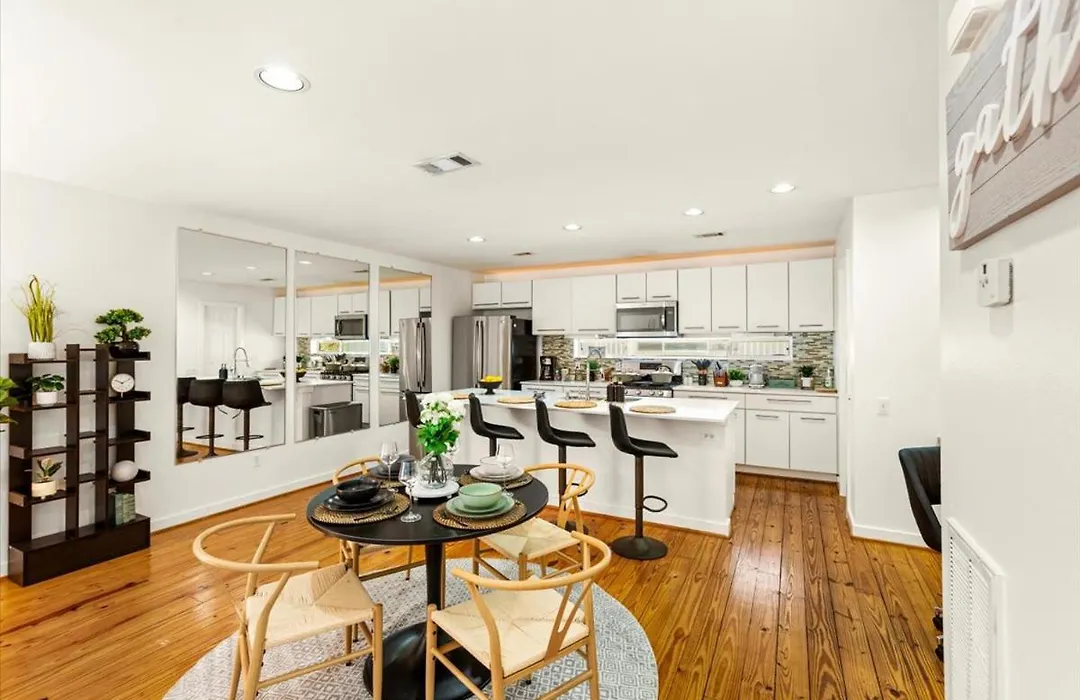Luxe 3 Story Townhome With Downtown View Near Nrg Stadium Centrally Located Walkable To Popular Restaurants Sleeps 8-1