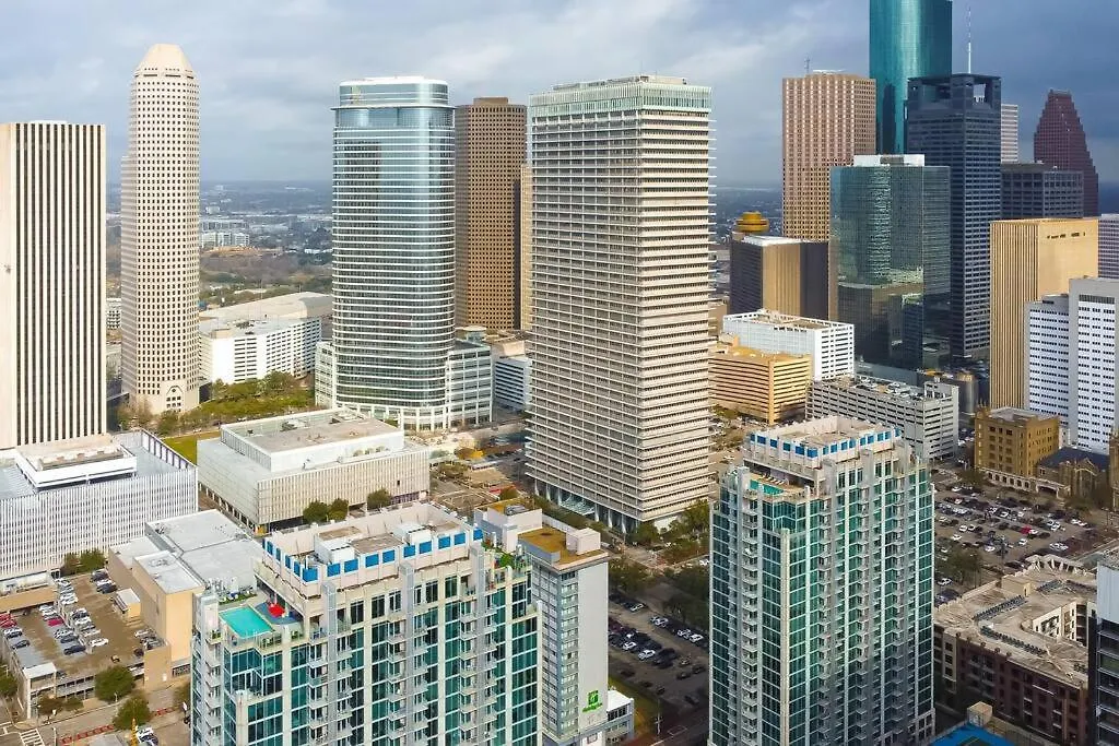 Downtown Houston Gem: Parking Pool Wifi Sleeps 4-1