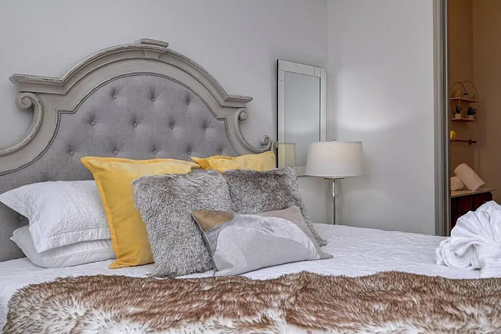 Urban Houston Oasis: Free Parking, Pool, Wifi - Sleeps 4-1
