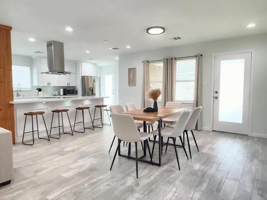 New! H-Town Getaway Near Medical Center!-1