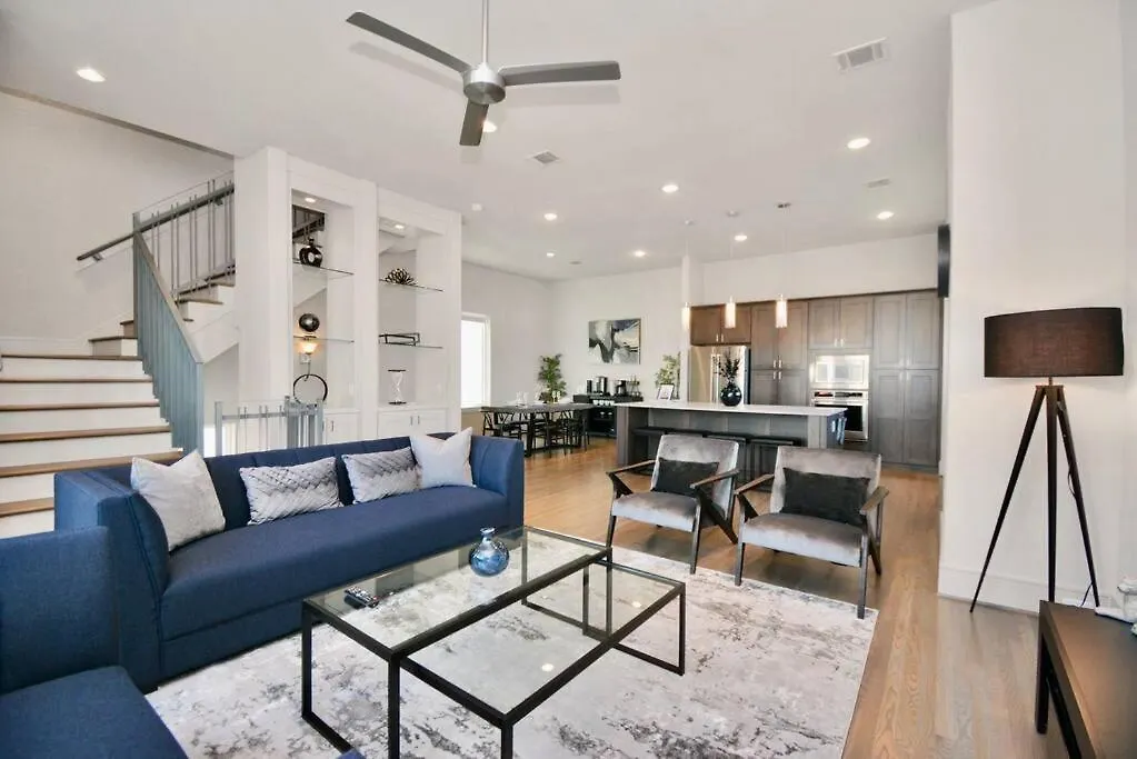 Amazing Skyline Views - Spacious - Close To Dwntwn-1