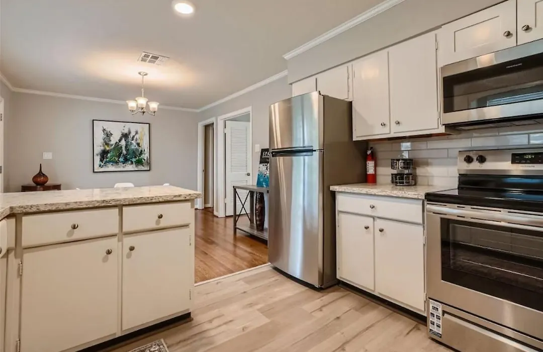 Elegant 3Br Bungalow Oasis Plus Pool In Prime Locations-1