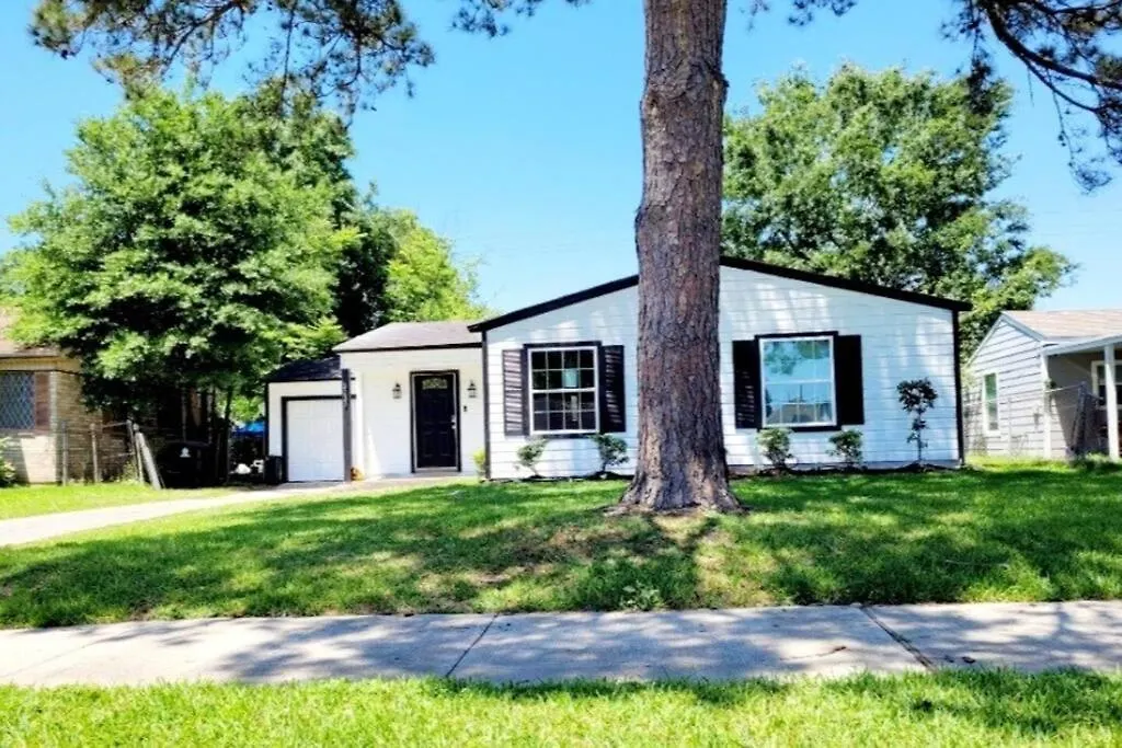 Centrally Located, Black & White Charmer Sleeps 10-1