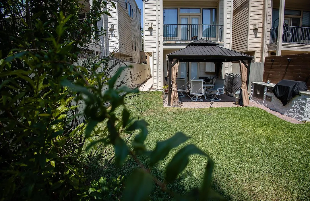 Beautiful First Floor Suite With Backyard, Near Downtown And Stadiums-1