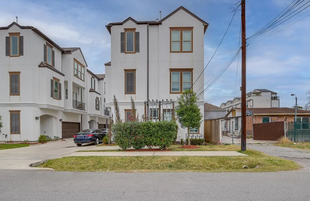 Spacious Houston Townhome About 5 Mi To Downtown!-1