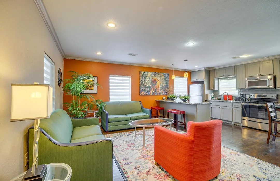 Stylish Houston Condo With Bright Outdoor Area!-1