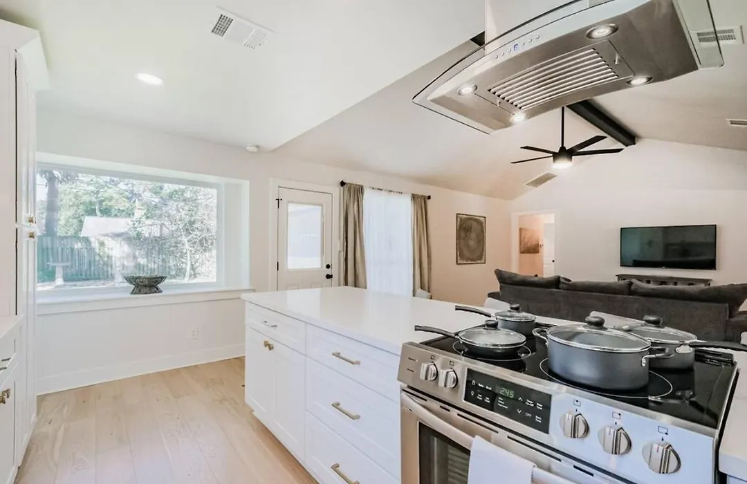 Rena Home Sleeps 8 Yard King Ensuite-1