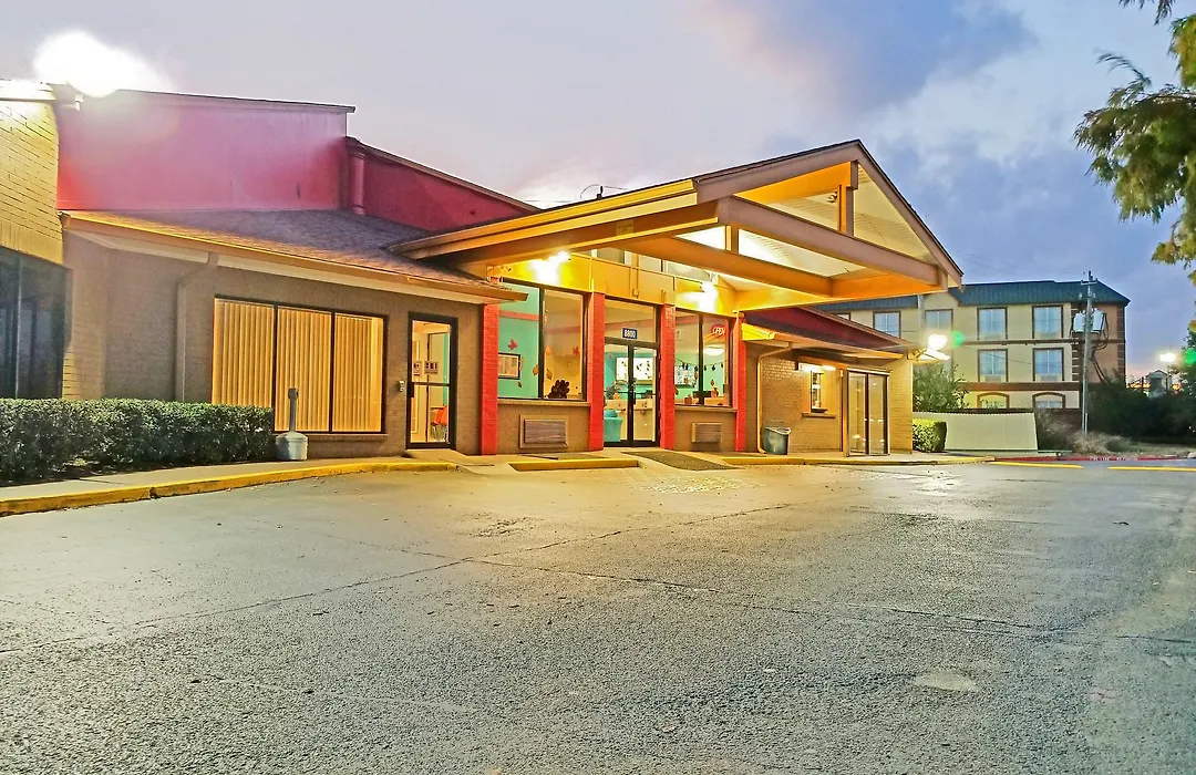 Howard Johnson By Wyndham Houston Hobby Airport-1