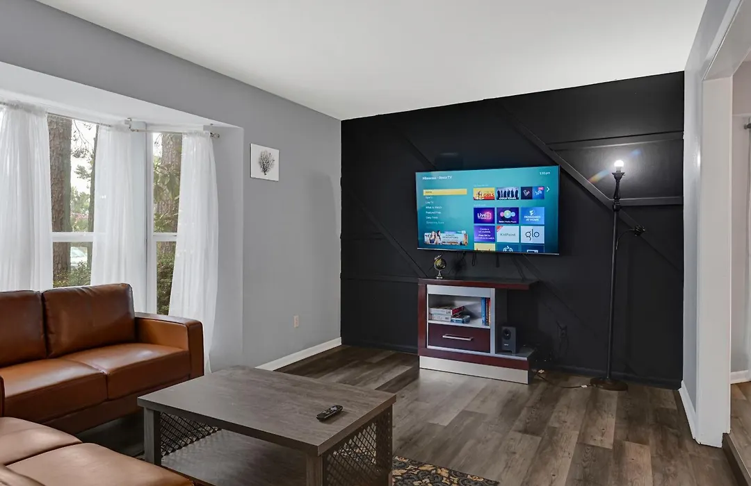 Home For Summer With Pool, Pool Table, Outdoor Kitchen,Patio And Balcony-1
