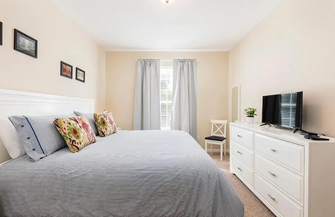 Modern Apartment With Balcony At Vista Cay Apt 208-1