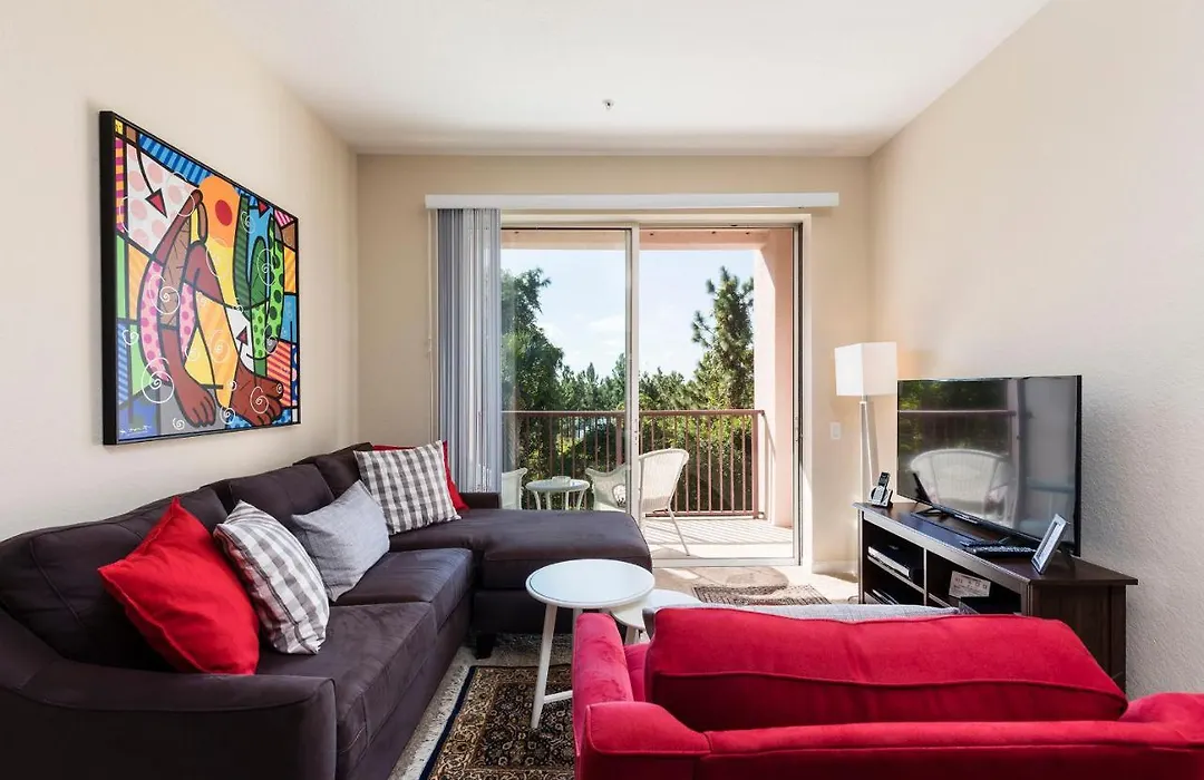 Modern Apartment With Balcony At Vista Cay Apt 208-1