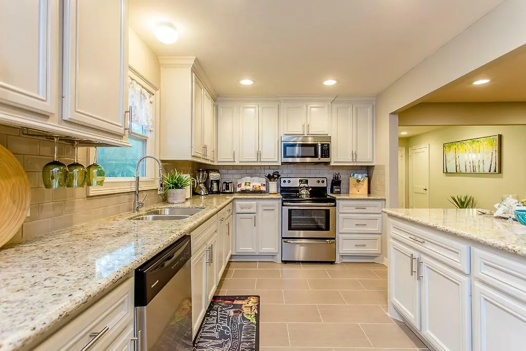 The Blue Door Bungalow - Luxury Home Downtown Houston-1