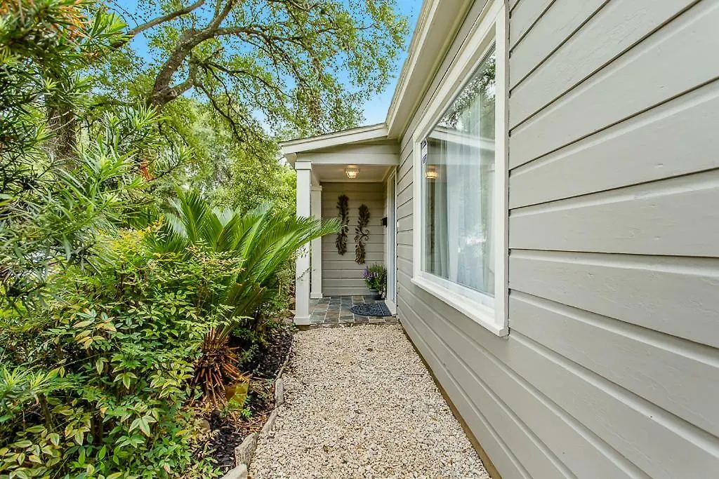 The Blue Door Bungalow - Luxury Home Downtown Houston-1