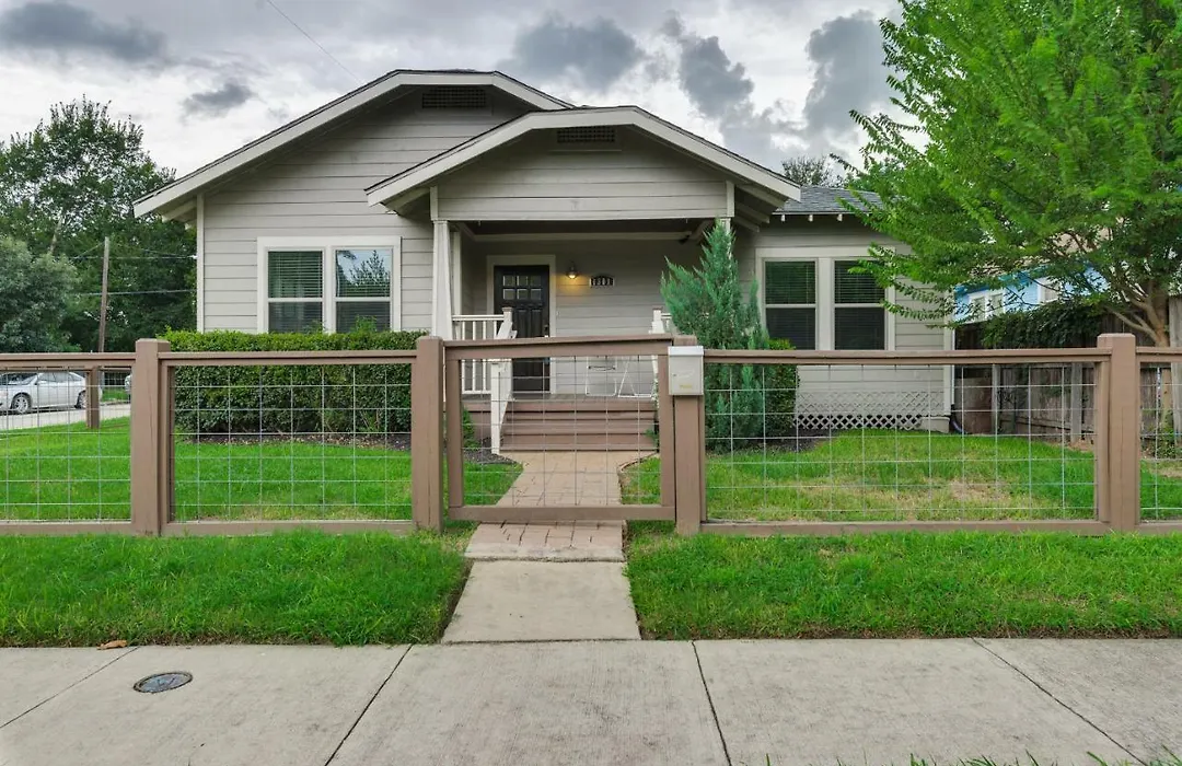 Spacious Heights Home!-1
