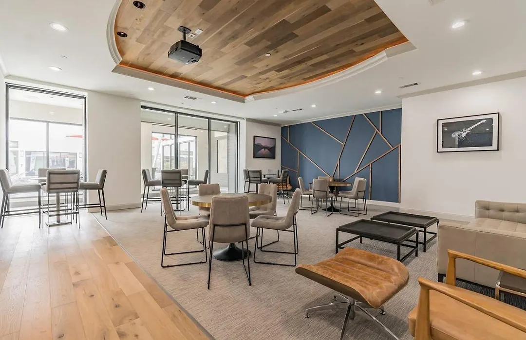 Central Suite + Pool + Gym-1