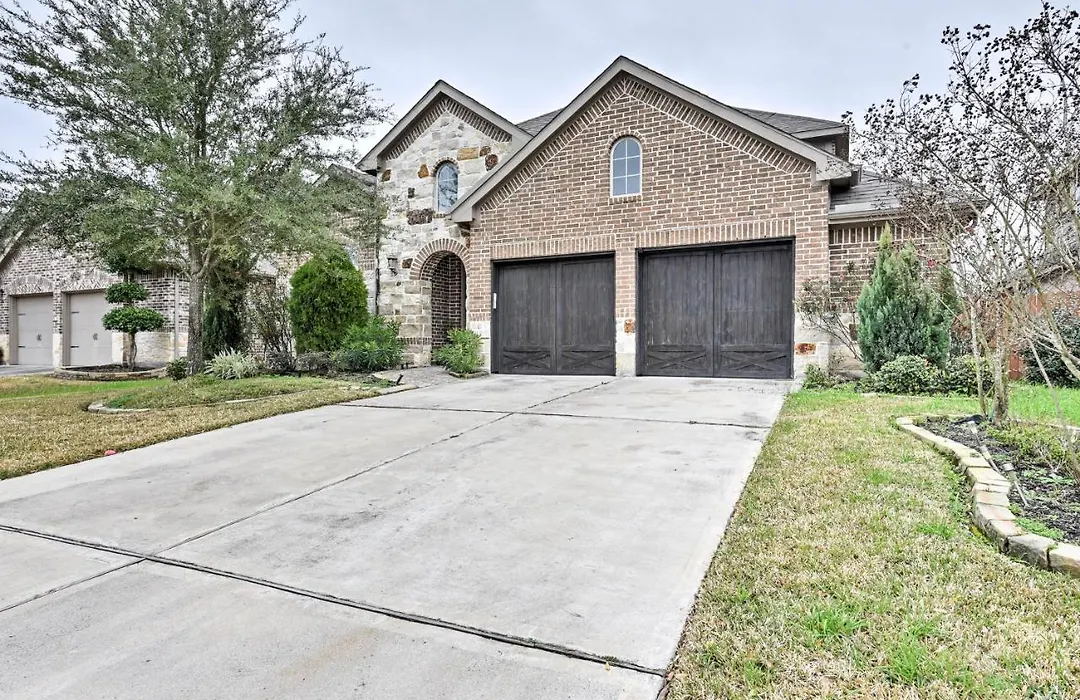 Spacious Houston Getaway With Grill And Theater!-1