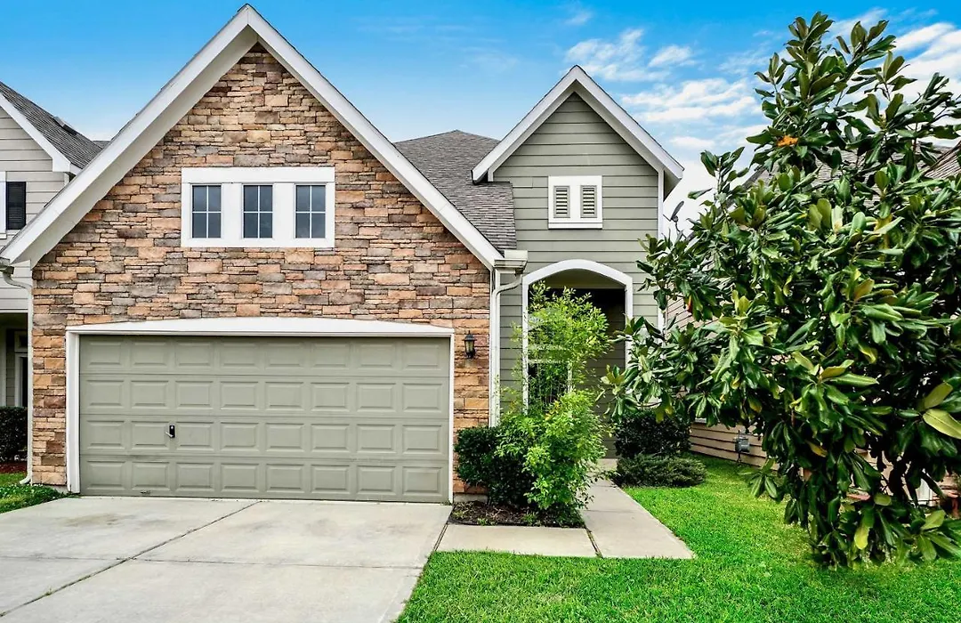 Spacious Stay At A Houston Getaway With Fireplace!-1