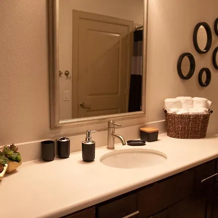 Discounted Penthouse W/ Nrg View In The Med Ctr-2