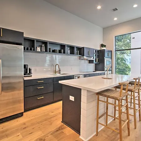 Chic Houston Townhome With Private Outdoor Lounge!-2