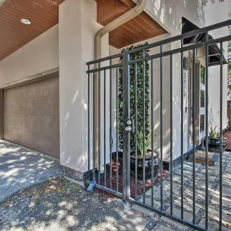Chic Houston Townhome With Private Outdoor Lounge!-3