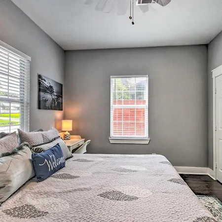 Central And Chic Houston Escape About 3 Mi To Downtown!-2