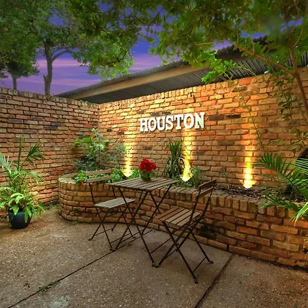 Highly Rated 2 Bedroom Condo With Private Patio & Reserved Parking-2