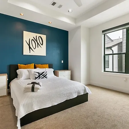 Modern Luxury Home In Downtown-3