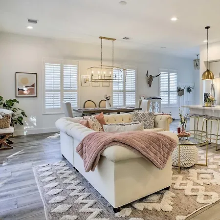 Contemporary H-Town Pad By Heights District!-3