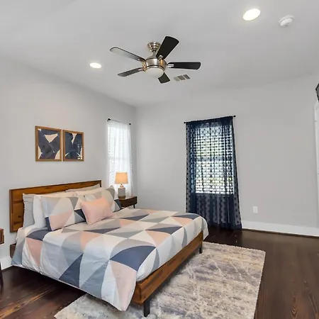 ¡Stylish Family Friendly Home With Outdoor Living Near Downtown!-3