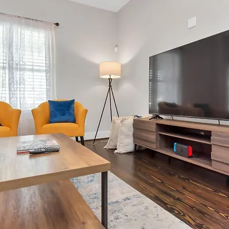 ¡Stylish Family Friendly Home With Outdoor Living Near Downtown!-2