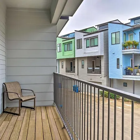 Airy Houston Townhome With Rooftop And Balcony!-3